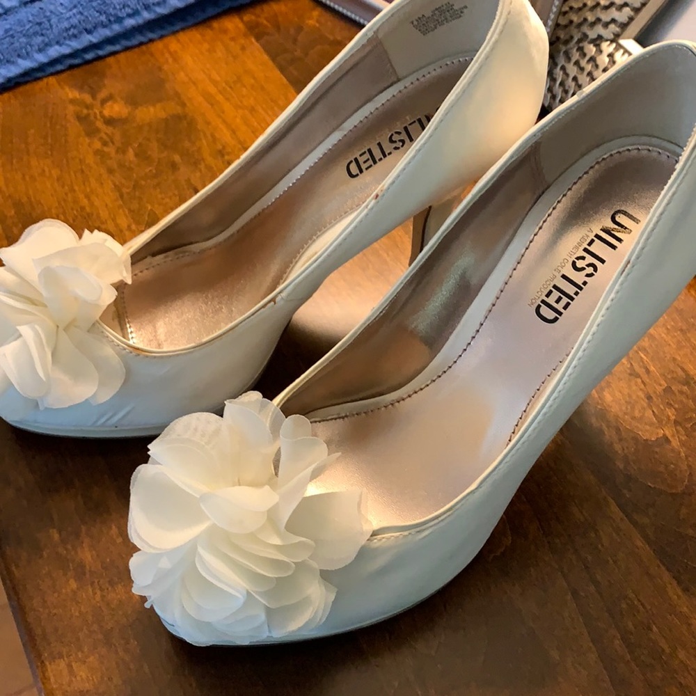 Cream heels US 7 1/2 M
